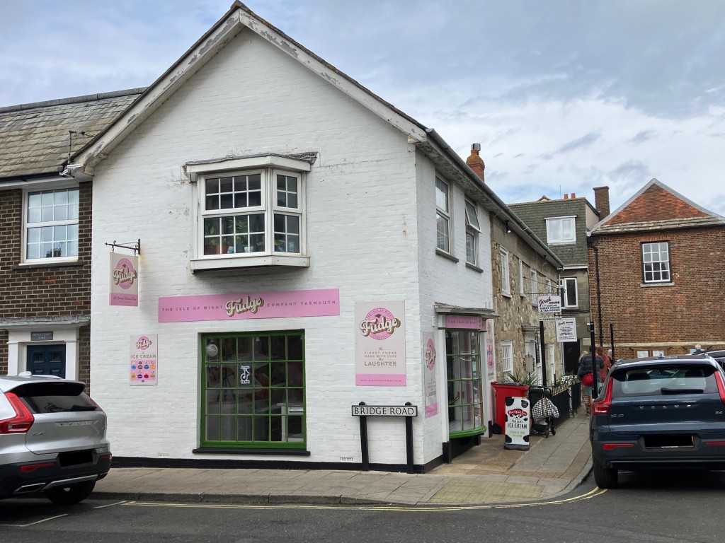 Lot: 41 - COMMERCIAL INVESTMENT WITH SHARE OF FREEHOLD - Side elevation view of corner shop